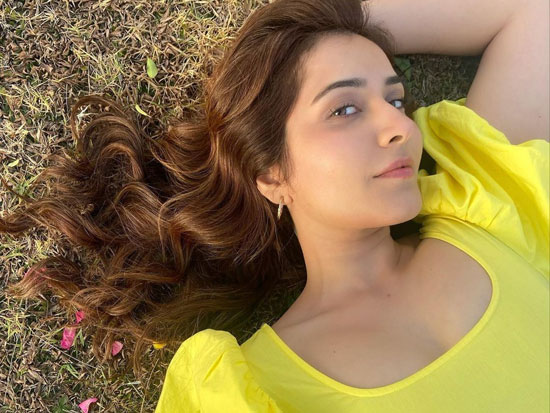 Dazzling Clicks Of Raashi Khanna